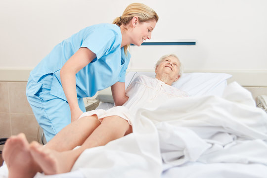 Enfermeira ajuda idosa com escaras